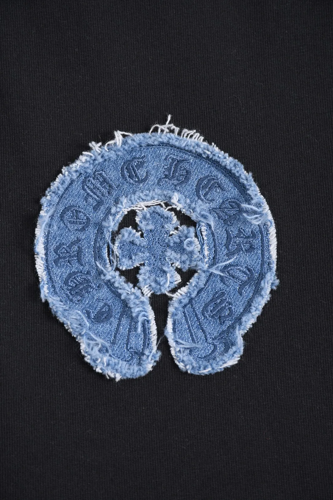 P190 Chrome Hearts CH Cross 26SS New product is hot at the same time💥 Early spring classic style Multiple craftsmanship Denim patch on the chest Horseshoe cross 🪡 Embroidery Large logo cross on the back Horseshoe denim patch Sanskrit ✝️🪡 Embroidery Round neck short-sleeved T-shirt, hot style, a style that both men and women like, same style for men and women, 100% chance of turning heads when wearing it! It’s all about being handsome. The designer’s classic sense is precisely grasped. The whole piece of clothing is heavy. Industrial washing process. Ready-made garments are dyed + sprayed for a horse effect. The double-wash process is very recognizable. It uses heavy washing to make it distressed. The edges of the patch are slightly rolled and naturally distressed. It has a three-dimensional sense of layering and a little damage. It is very visually lethal. It adheres to Kroxin's consistent rough style. The chest and back are large, and the horseshoe flower printed patch pattern is embroidered and decorated. It is also decorated with silver metal engraved distressed buttons. The classic elements full of brand recognition instantly enhance the overall sense of grade and specification. Its texture is quite high-end! The overall feeling is high-end, simple and elegant, with silver hardware accessories, a full set of customized accessories, and the pattern of the entire dress is all decorated with patchwork three-dimensional embroidery technology, which is the finishing touch of the entire dress. The design on the back is even more eye-catching! ! This full back is so cool, it’s full of design, and the overall upper body style highlights fashion and individuality. Wearing it together as a couple is even more popular on the street. I recommend the early autumn sweatshirt! ! The fabric is a unique 320g 100% cotton, which is skin-friendly, breathable, warm to the touch, has a strong texture, and has smooth lines. It can be called a back killer, which has very strict requirements on craftsmanship and cost. The smooth neckline, flat cuffs and hems, the stitches are large and tight, tight and orderly, and the details are perfect. The consistent OS version can be worn alone or layered. It is very casual, but very iconic! It is simply the flagship of high-end trendy brands and must be included in your wardrobe. It has the American fashion spirit of freedom and individuality, and is highly recognizable and stylized! Color: Black White Size: S-XL Size chart: S: Shoulder width 50-Bust 56-Length 70 M: Shoulder width 52-Bust 57-Length 72 L: Shoulder width 54-Bust 59-Length 74 XL: Shoulder width 56-Bust 62-Length 76